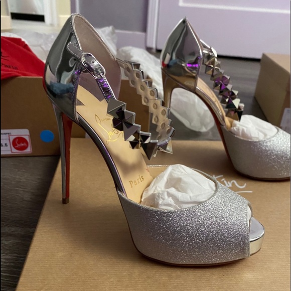 Christian Louboutin - Picture 3 of 9